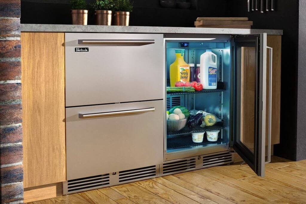 Избегайте размещения холодильника рядом с источниками тепла.