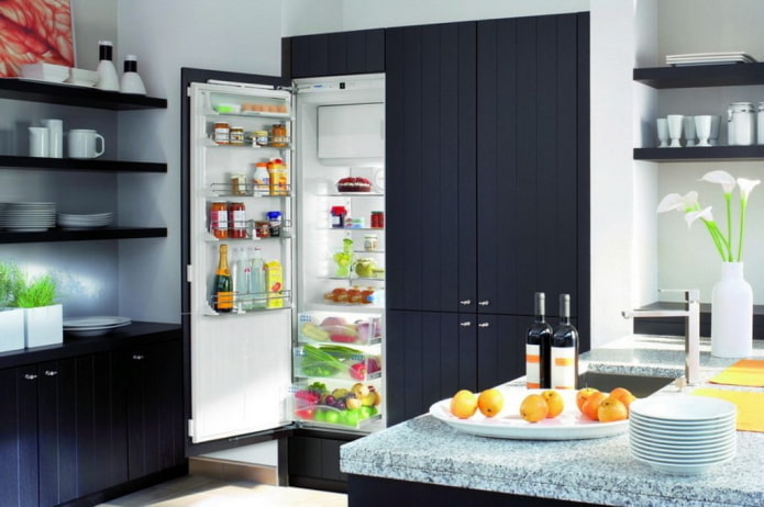 холодильник в шкафу в интерьере кухни