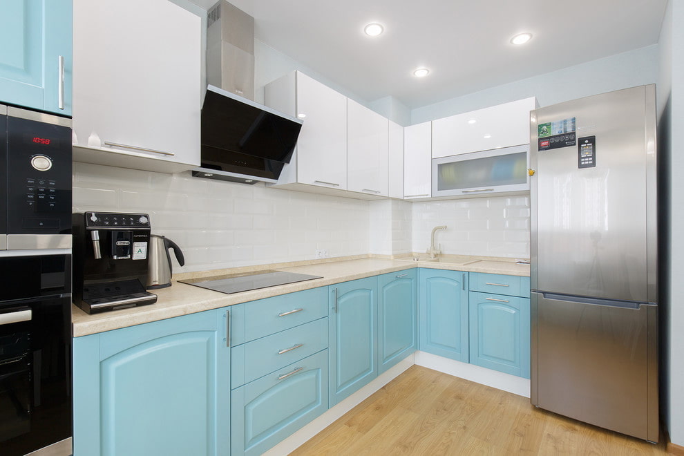 Дизайн кухни 4м2 с холодильником фото