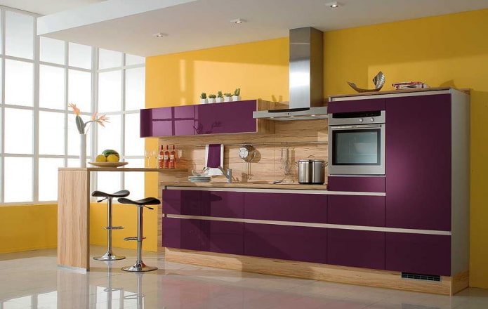 интерьер кухни в желто-фиолетовых тонах