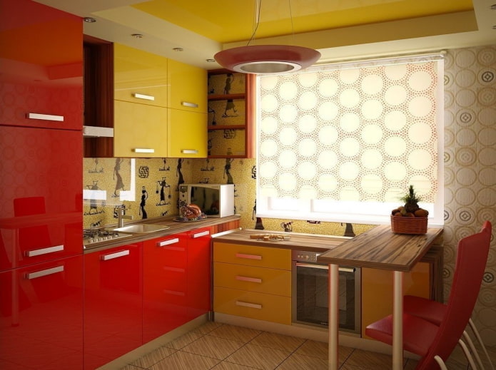 интерьер кухни в желто-красных тонах