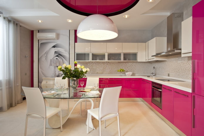 интерьер кухни в бело-розовых тонах