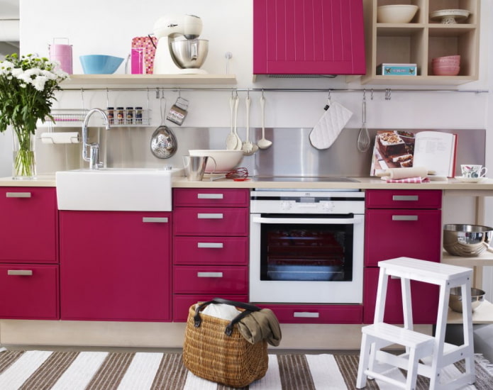 мебель и техника в интерьере кухни в розовых тонах