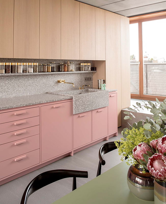 интерьер кухни в розовых тонах