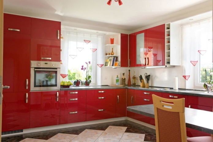 шторы в интерьере кухни в красных тонах