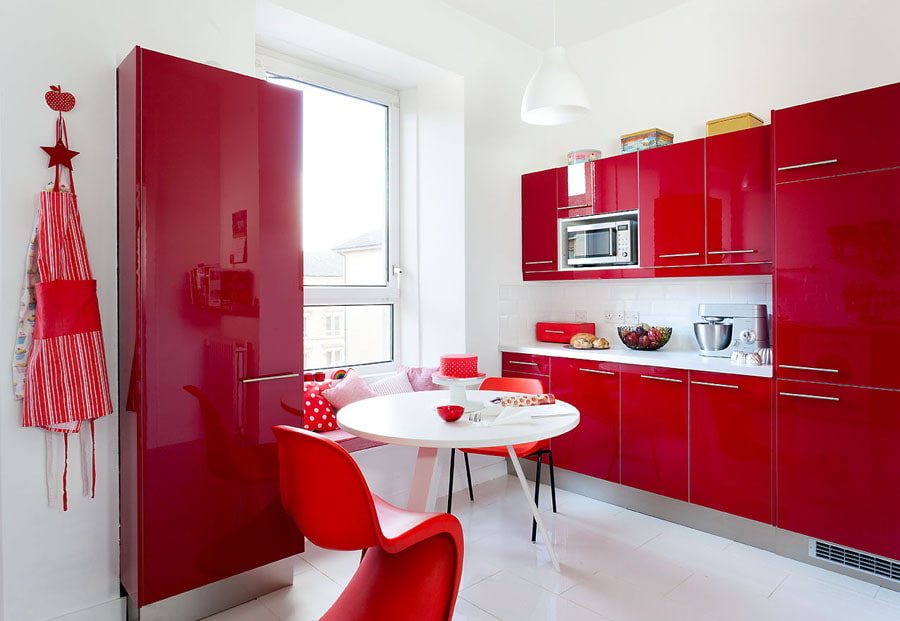 Какие элементы интерьера кухни выполнить в бордовом цвете
