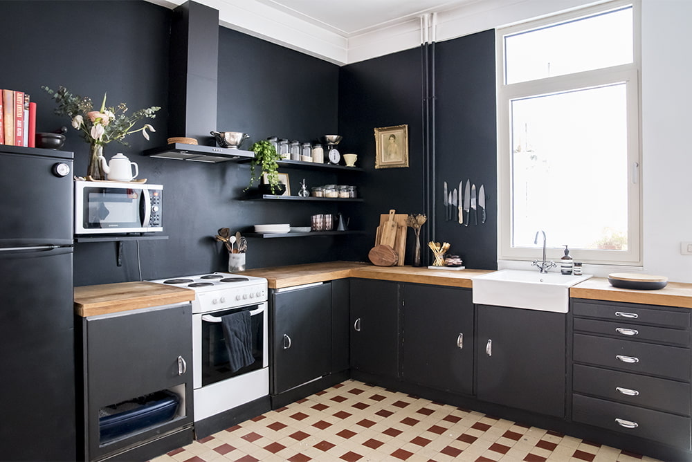 Обои для кухни дизайн интерьера с темным кухонным гарнитуром фото