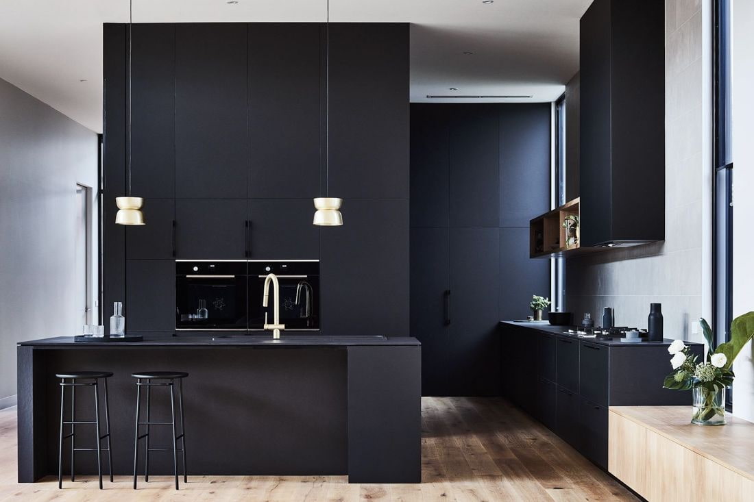 Насколько красива черная кухня в интерьере