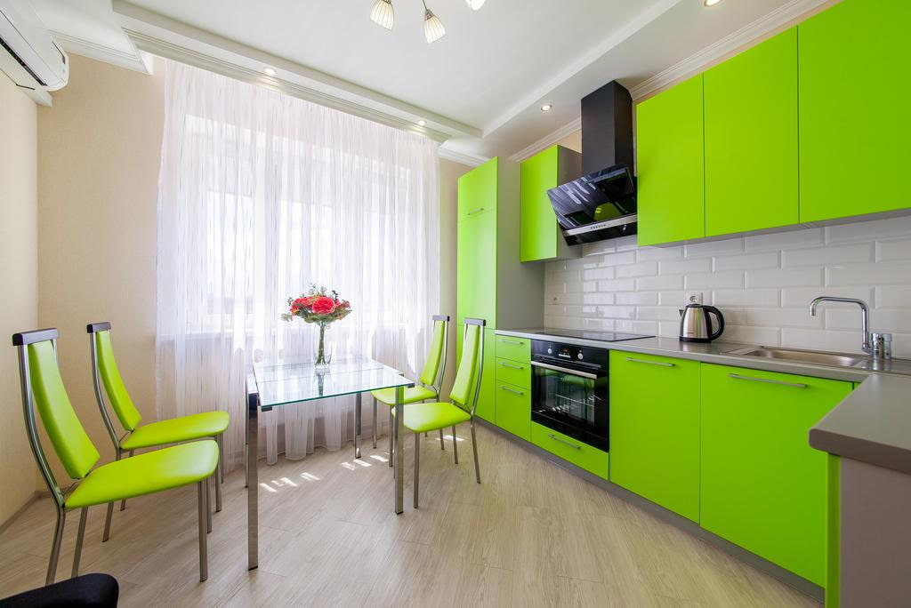 Салатовый цвет в интерьере: сочетания, выбор стиля, отделки и мебели (300 фото)