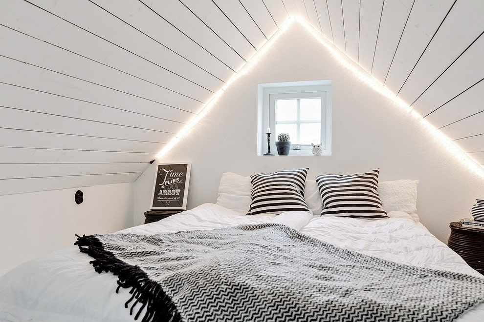 Интерьер спальни в скандинавском стиле в деревянном доме