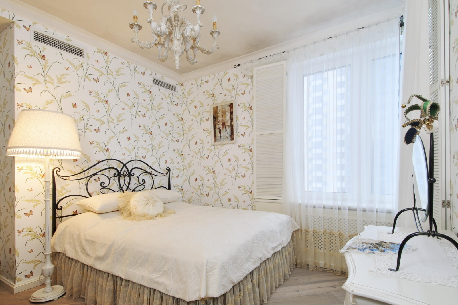 Интерьер спальни в стиле французского прованса с кроватью Lulu