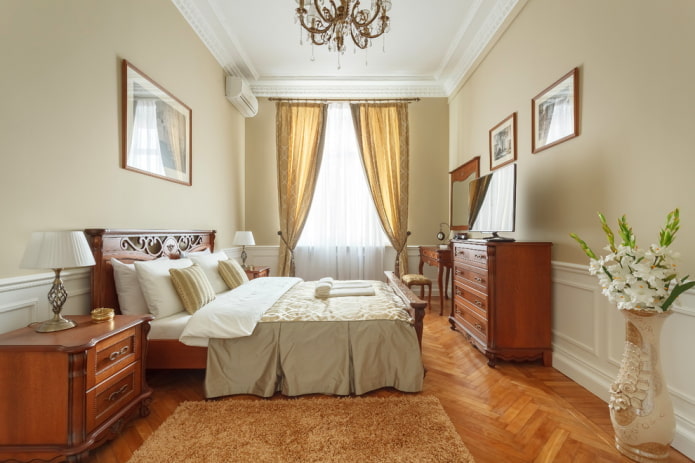 Спальня в бежевых тонах с коричневой мебелью