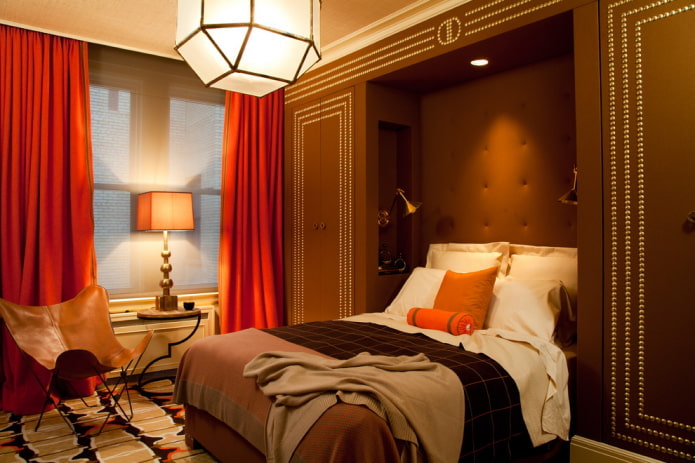 шторы в интерьере коричневой спальни