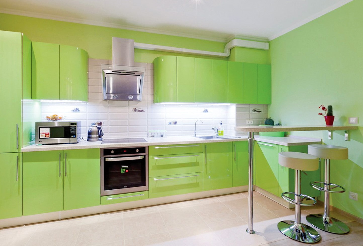 Зеленые обои на кухне. Кухни салатовые. Кухня в зеленых тонах. Кухня зеленого цвета в интерьере. Кухня с зелеными фасадами.