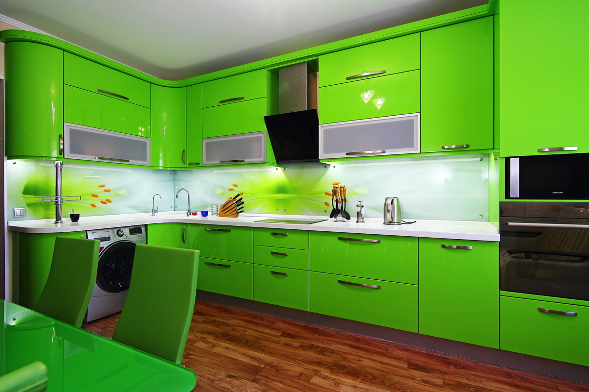 угловые кухни с зеленым фасадом