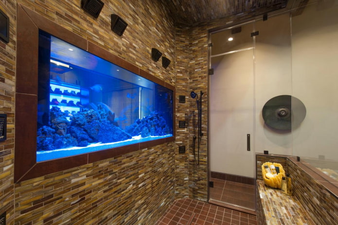 интерьер ванной с аквариумом