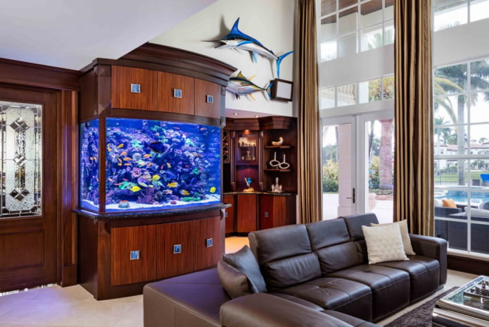 интерьер с аквариумом встроенным в мебель
