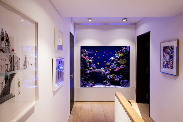 интерьер с аквариумом встроенным в стену