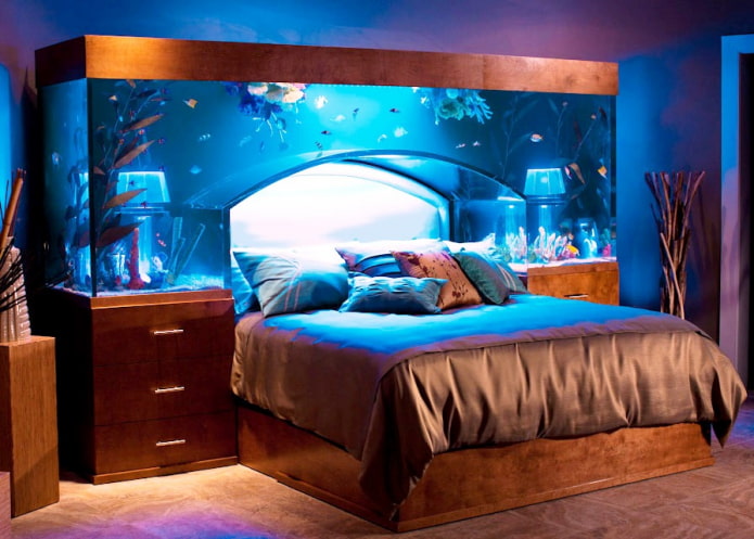 интерьер спальни с аквариумом