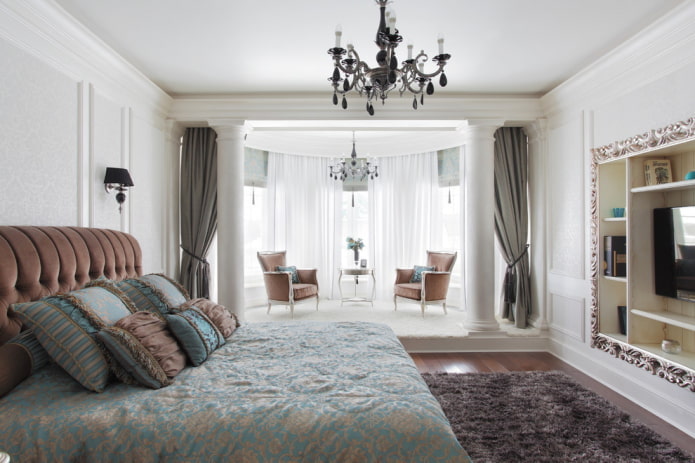 спальная комната с балконом в классическом стиле