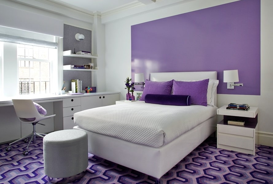Фиолетовые белые обои. Интерьер в сиреневых тонах. Спальня в фиолетовом цвете. Фиолетовый интерьер. Спальня в сиренево белых тонах.