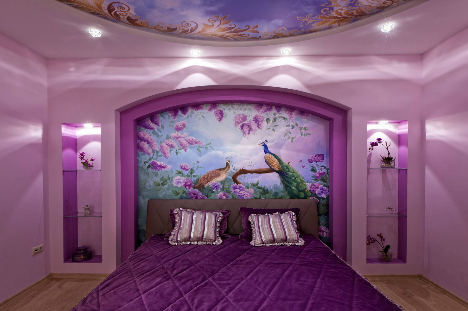 Интерьер спальной комнаты в фиолетовых тонах