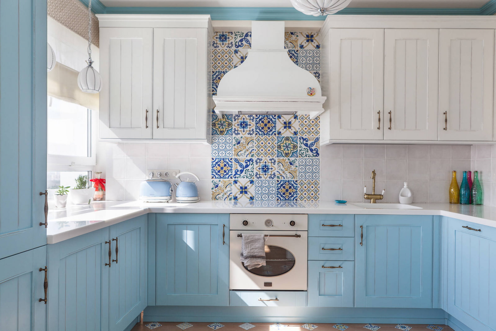 Дизайн синей кухни в испанском стиле