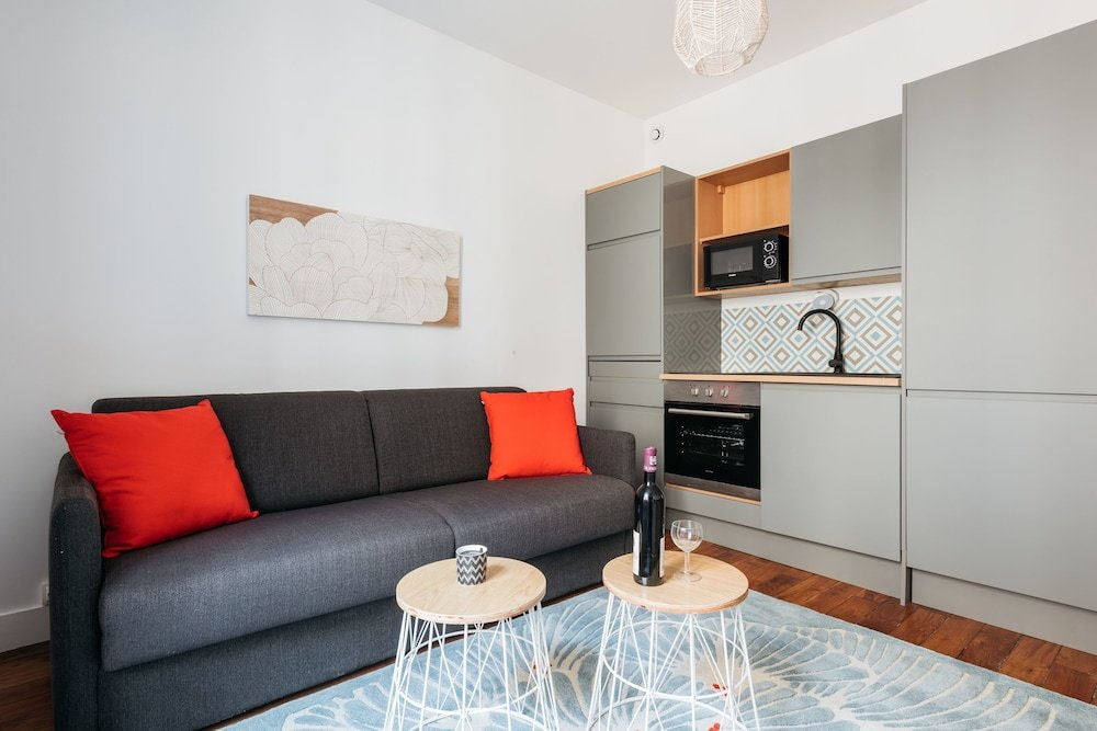 Уютный кухонный интерьер с возможностью отдыха: фото дизайна кухни 12 кв. м с диваном