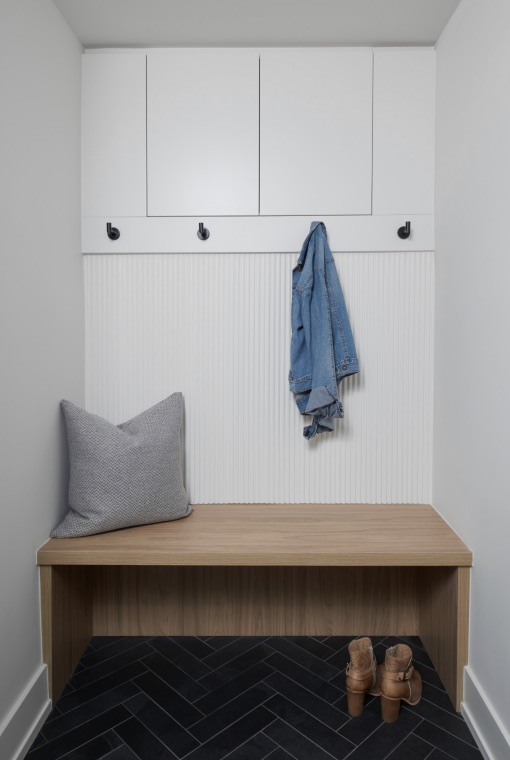 Белая прихожая в скандинавском стиле Белая прихожая в скандинавском стиле