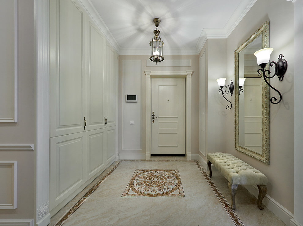 Дизайн коридора в классическом стиле в светлых тонах
