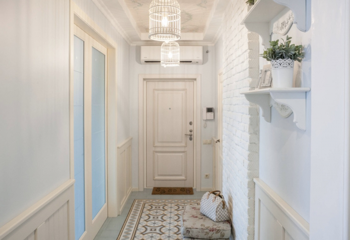 белый кирпич в прихожей
