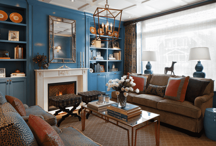 интерьер коричнево-голубой гостиной