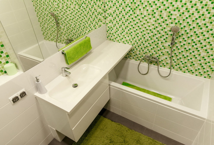 бело-зеленый интерьер маленькой ванной
