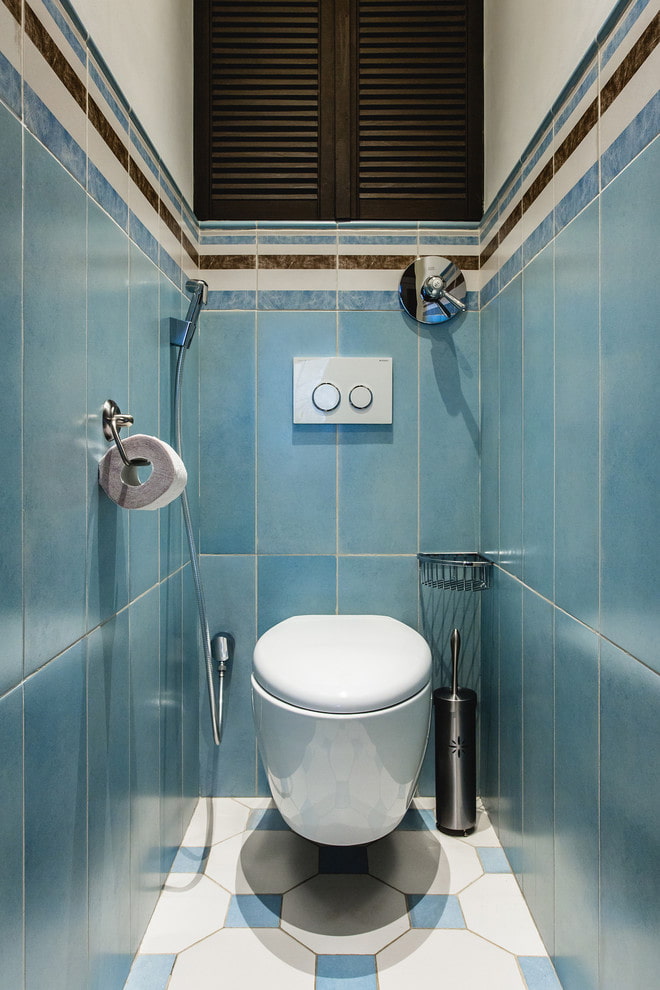 голубая плитка в туалете