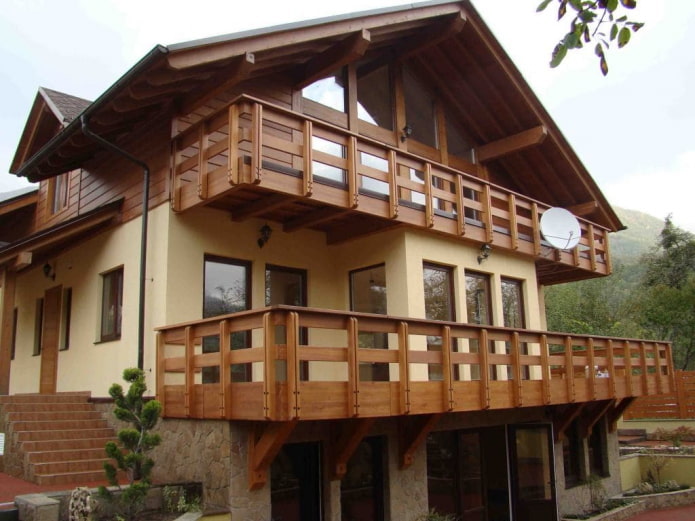 проект дома с деревянным балконом