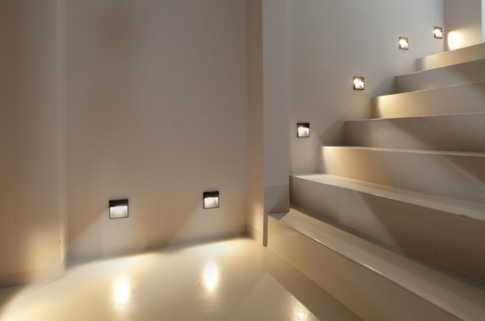 лестница с настенными светильниками в доме