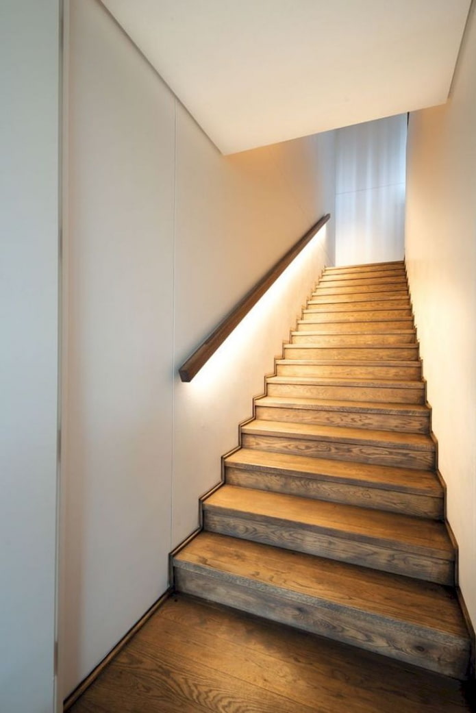 лестница с подсветкой перил в доме