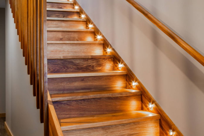деревянная лестница с подсветкой в интерьере дома