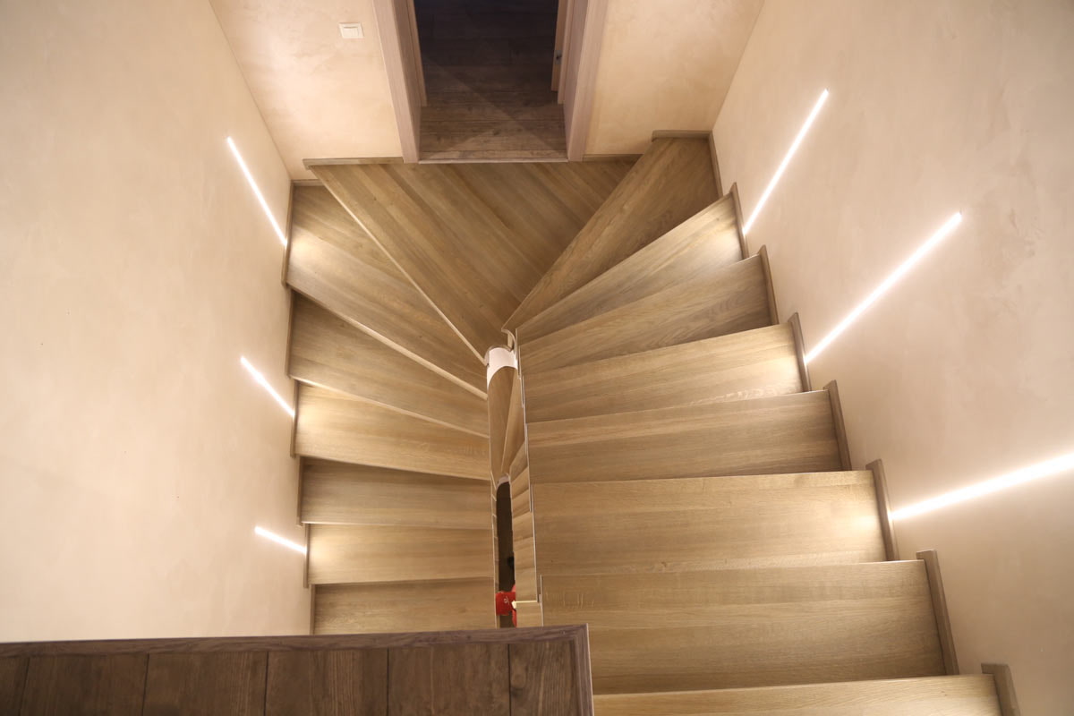 Освещение лестницы в доме дизайн