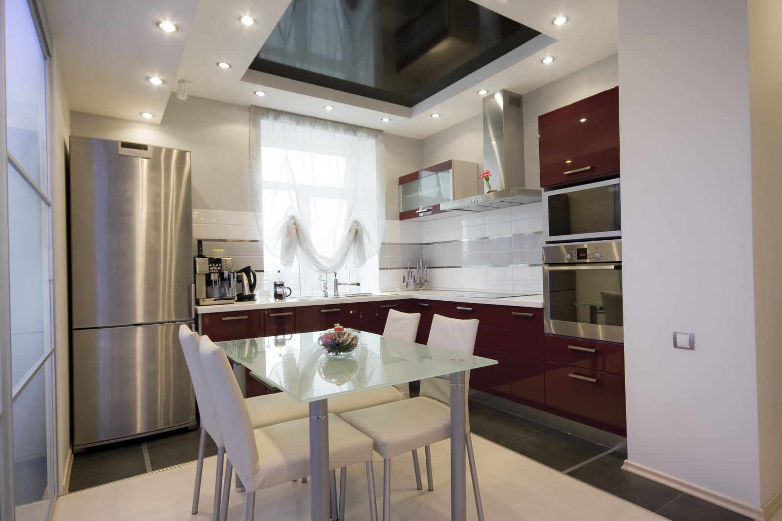Освние на кухне с натяжным потолком: 40 фото, варианты дизайна