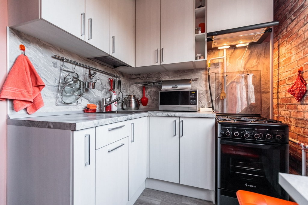Дизайн кухни 6 метров с холодильником фото