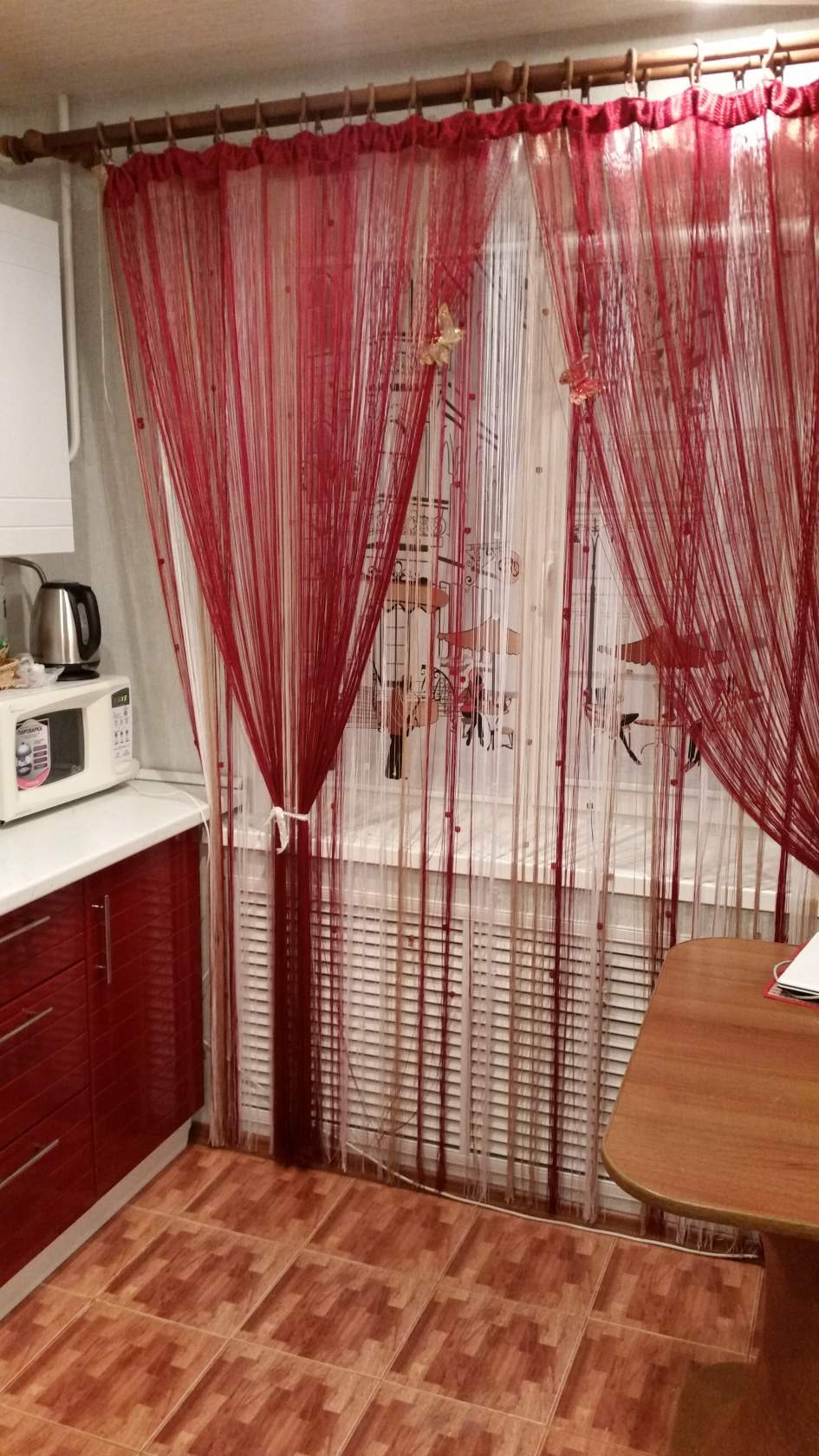 Нитяные шторы (кисея) на кухне: 20 фото удачных интерьеров