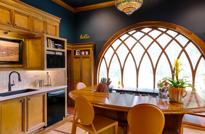 окно в форме арки в интерьере кухни
