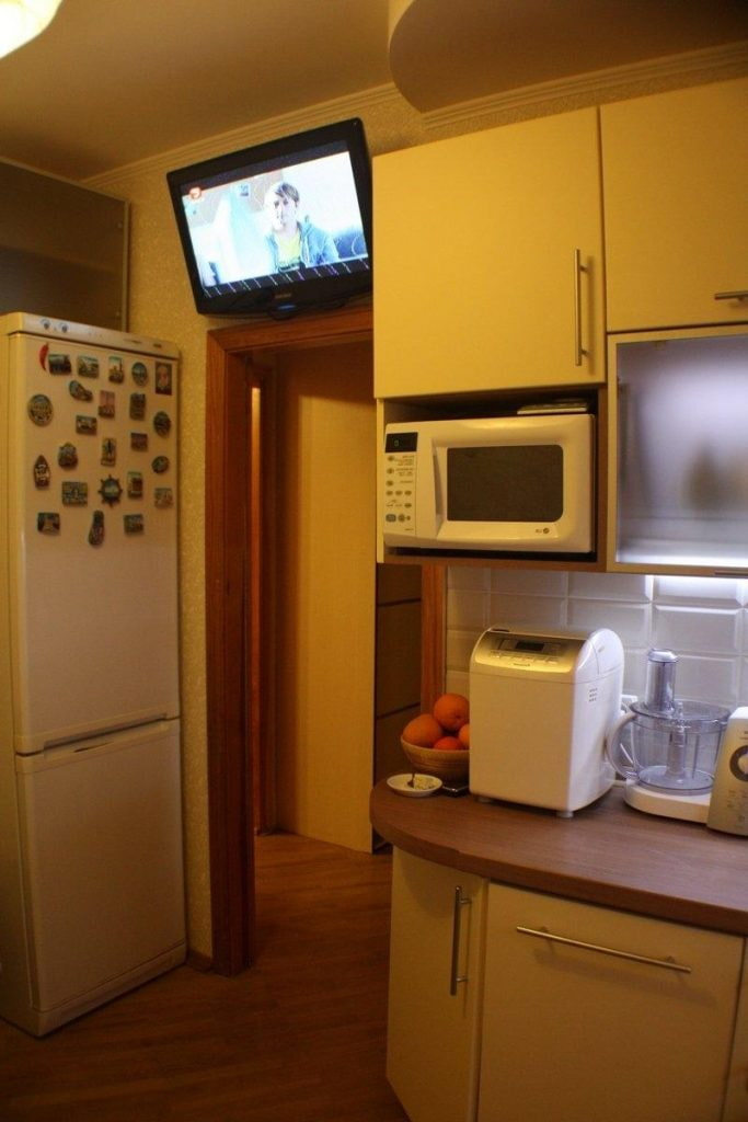 телевизор над дверью на кухне