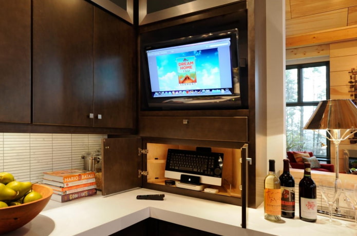 телевизор в гарнитуре на кухне
