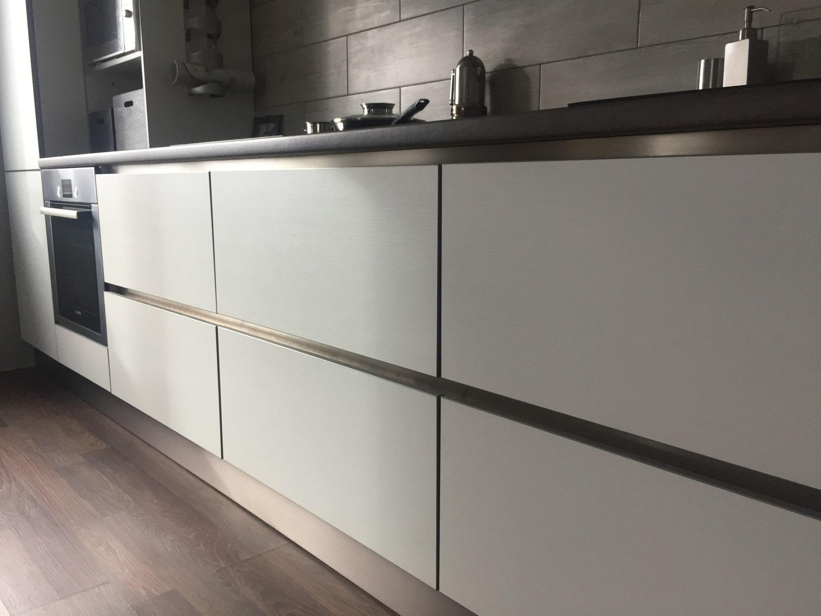 алюминиевый профиль для кухонной мебели с фасадами без ручек