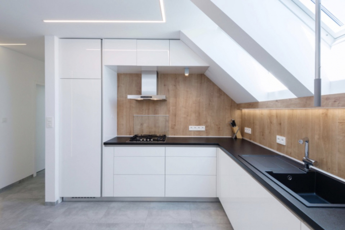 сочетание белого с деревом