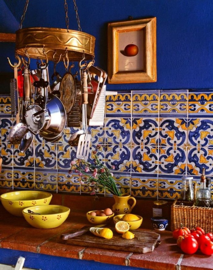 синяя кухня с желтыми акцентами