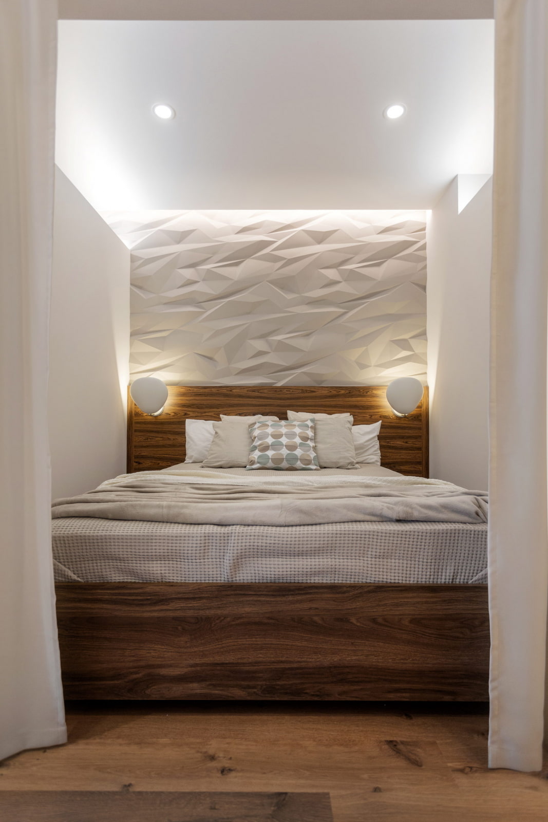 Дизайн спальни без окна: как сделать комнату светлой и просторной