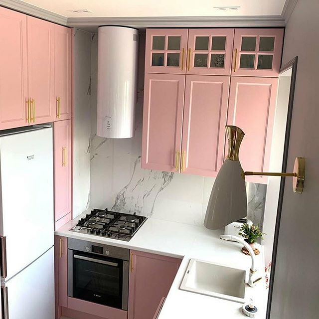 Розовый гарнитур на кухне